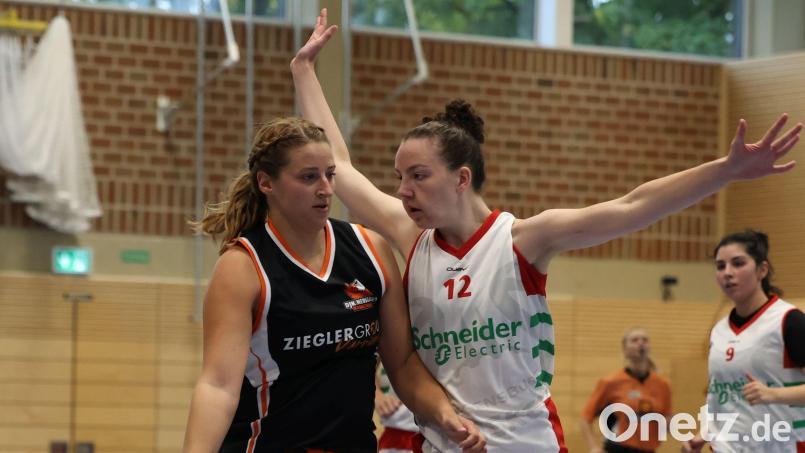 Monika Fohringer (links, im Spiel gegen Regensburg) steuerte in Marktheidenfeld zehn Punkte zum Neustädter Ergebnis bei. Bild: Dieter Jäschke