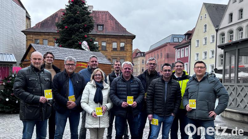 Eine Reihe zahntechnischer Betriebe aus Amberg und Amberg-Sulzbach spendete für die Selbsthilfegruppe Krebskranker Kinder 7500 Euro zur Anschaffung eines Schul-Avatars (von links): Stefan Karzmarczyk und Fabian Karzmarczyk (Die Zahntechniker Karzmarczyk GmbH) , Markus Pflamminger (Die Zahnschmiede), Holger König (Iqdentis), Petra Waldhauser (SHG-Vorsitzende), Jonas Bogner (Bogner Dental), Achim Schreiner und Thomas Hausmann (Zahn &amp; Technik), Juri Heisler (Art Dental), Martin Scharf und Martin Herbasch (Mammut Dental). Bild: u