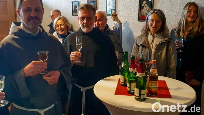 Beim Sektempfang im Kloster St. Felix in Neustadt/WN schüttelt Bruder Adam viele Hände. Bild: mas