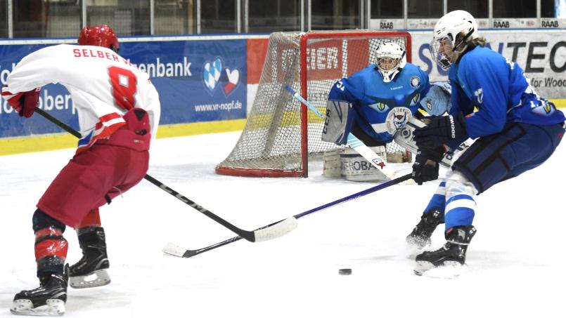 In der Samstagpartie bot das U20-Team der Blue Devils (blaue Trikots) dem Gegner aus Selb die Stirn. Einen Tag später musste man eine hohe Auswärtsniederlage hinnehmen. Bild: Büttner, Gerhard