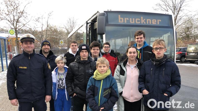 Die Buslotsenausbildung am Sonderpädagogischen Förderzentrum Sulzbach-Rosenberg leitete Philipp Böhme (links) von der örtlichen Polizeiinspektion. Bild: Uli Radl/exb