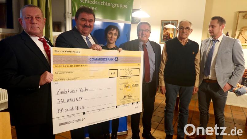Die Schiedsrichtergruppe Weiden spendet jeweils 500 Euro an drei soziale Einrichtungen. Bild: Kunz