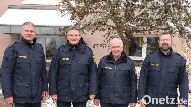 Der Abteilungsführer der VII. Bereitschaftspolizeiabteilung, Leitender Polizeidirektor Matthias Messer (links), und sein Stellvertreter, Polizeioberrat Kevin Klier (rechts), wünschten Daniel Czogalla (Zweiter von links) und Martin Junglas (Zweiter von rechts) viel Erfolg bei ihren neuen Dienststellen. Bild: Gerd Schrödel/exb