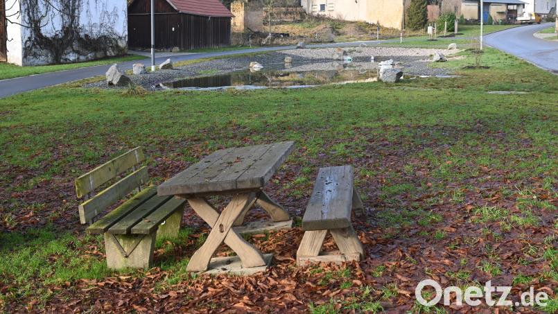 Fördermittel aus dem AOVE-Regionalbudget beantragt Gebenbach für eine Ruhezone im Ortskern von Kainsricht. Unter anderem sind die alten Bänke schon etwas in die Jahre gekommen. Bild: gf
