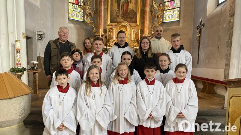 Neuaufnahmen und Verabschiedungen gibt es bei den Weiherner Ministranten. Mit im Bild Pfarrer und Kirchenverwalter. Bild: Raab/exb
