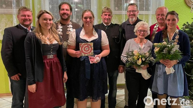 Die Gewinner des Königs- und Weihnachtsschießen der Schützengesellschaft Altenstadt/WN. Hinten von links: Bürgermeister Dominik Baschnagl, Schützenkaiser LP Peter Schramek, Schützenmeister Carsten Walter, Schützenkönig LG Ludwig Stöckl. Vorne von links: Julia Müller, Anita Diehl, Erika Ehinger und Maria Neubauer. Bild: exb/Tobias Rothmeier