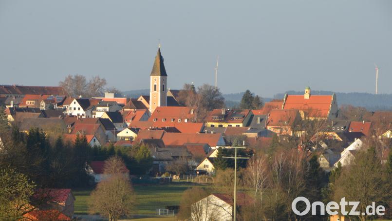Blick vom Fuchsteinach aus nach Vohenstrauß. Auf dieser Anhöhe im Osten von Vohenstrauß sollte der Bundeswehrstandort entstehen. Die dortige Kreuzung wird auch &quot;Evangelische Kreuzung&quot; genannt, weil der Katholische Kirchturm der Stadtpfarrkirche hinter der Evangelischen Kirche verschwindet. Archivbild: dob