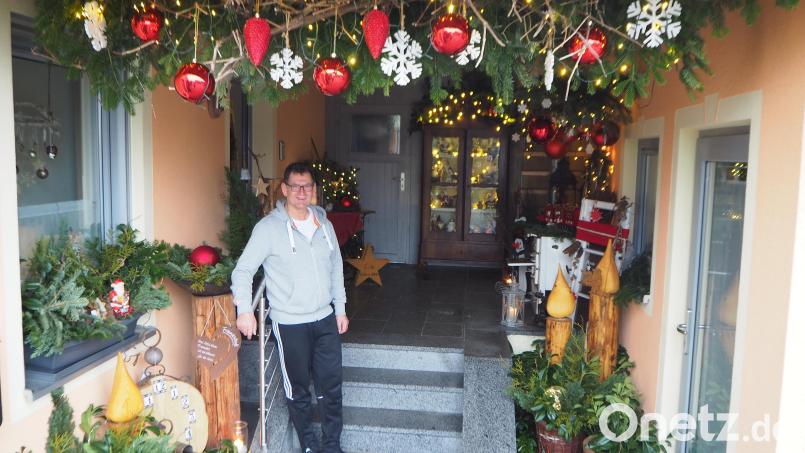 Ulrich Fuchs dekoriert leidenschaftlich gern. Davon zeugt nicht nur das Umfeld seines Hauses. Auch in der Kirche und bei Adventsfeiern weiß man inzwischen seine Expertise und seinen Ideenreichtum zu schätzen. Bild: bl