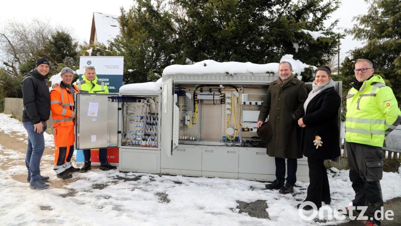 Stolz auf den Abschluss der ersten Phase für den Glasfaser-Ausbau sind beim Blick in den komplexen Schaltkasten (von links) Verwaltungsleiter Thomas Prey, stellvertretender Bauhofleiter Hans Lobinger, Bauleiter Gintautas Audiejus, Bürgermeister Frank Zeitler und Leonet-Kommunalbetreuerin Sandy Hutterer und Projektleiter Evaldas Botyrius. Bild: Gerhard Götz