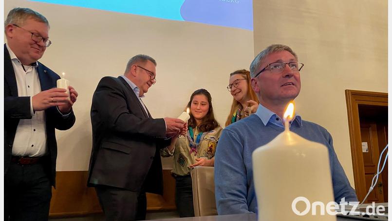 Drei Bürgermeister, zwei Pfadfinderinnen, ein Friedenslicht aus Bethlehem. Es gehört zu den guten Traditionen, in der letzten Amberger Stadtratssitzung dieses Zeichen der Versöhnung zu setzen. Von links: Oberbürgermeister Michael Cerny, Bürgermeister Martin Preuß, Sophia Schwab, Christina Kronfeld und Bürgermeister Franz Badura. Bild: Andreas Ascherl