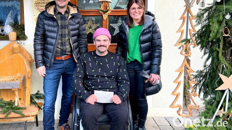 Josef Schieder (Mitte) nimmt eine Spende von Miriam und Matthias Ziegler entgegen. Das Geld ist für die Behandlung des querschnittsgelähmten Mannes in einer Spezialklinik vorgesehen. Bild: Andreas Schieder/exb