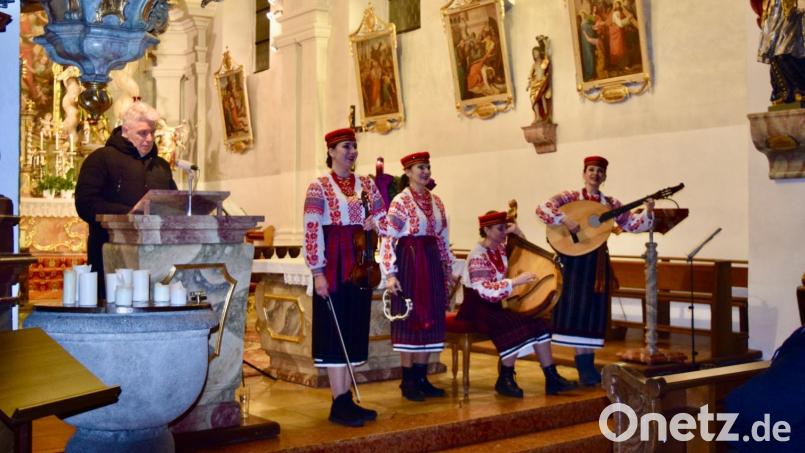 Ein beeindruckendes Konzert geben die vier ukrainischen Profimusikerinnen der Gruppe &quot;Dyvostruny&quot; in der Luher Pfarrkirche. Die Besucher danken mit stehendem Applaus. Bild: Enrico März/exb