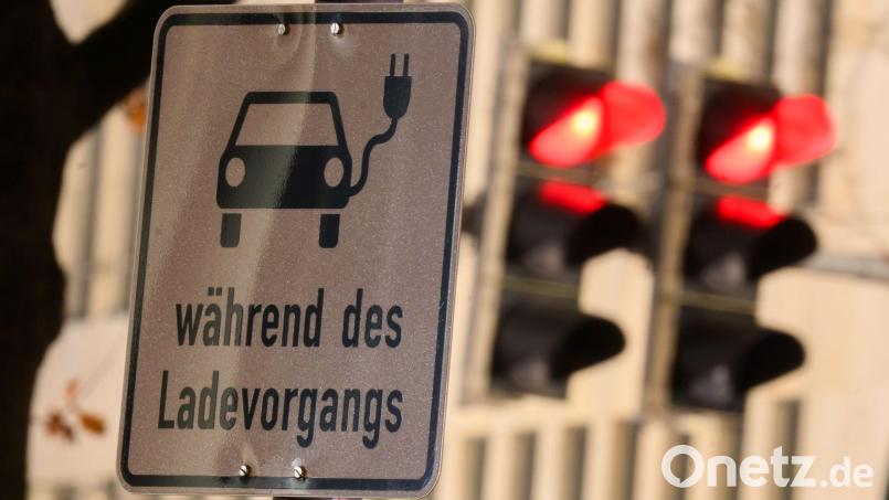 Für E-Autos gibt es kein Fördergeld mehr. Das, aber noch mehr die Art und Weise wie der Förderstopp umgesetzt wird, bringt Autohändler und -kunden gegen die Bundesregierung auf. Symbolbild: Julian Stratenschulte