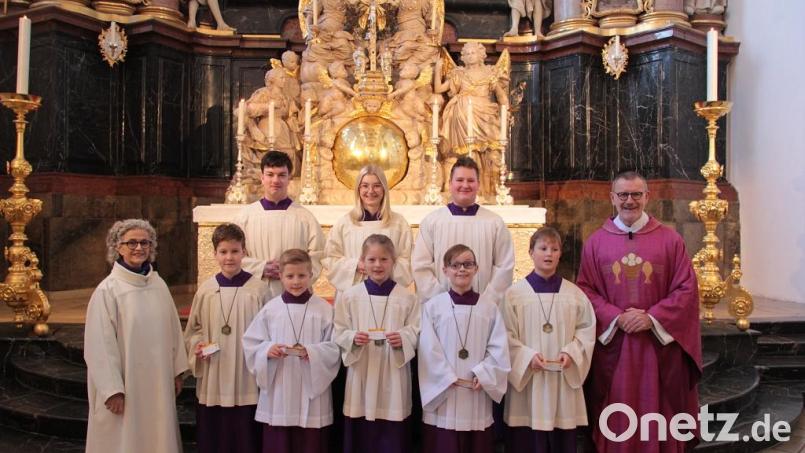 Fünf Neue wurden in der Basilika Waldsassen in die Schar der Minstrantinnen und Ministeranten aufgenommen. Von links in der unteren Reihe Gemeindereferentin Gertrud Hankl mit den Neuen – Josef Meckl, Jonas Hauer, Lotta Rosner, Jakob Trinks, Armin Katsikis und Pfarrer Dr. Thomas Vogl sowie in der hinteren Reihe (von links) die Gruppenleiter Benedikt Scharnagl, Julia Sagstetter und Oberministrant Christian Urbanek. Bild: Monika Demmer/exb