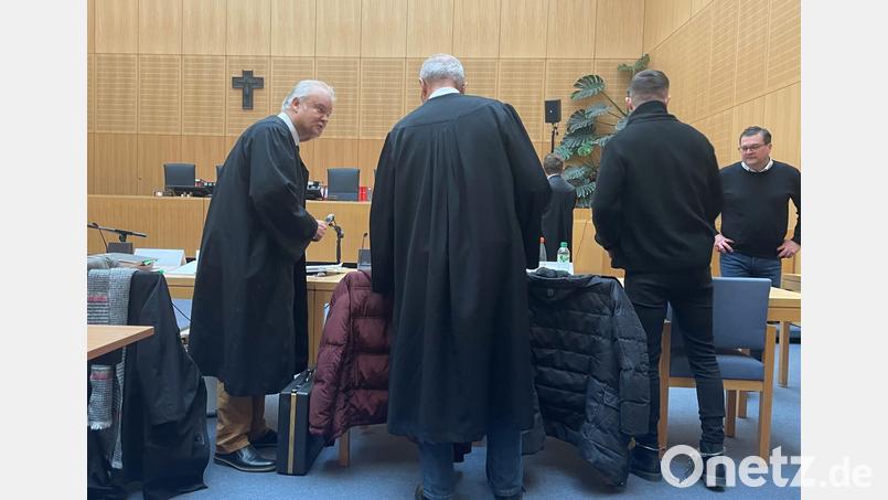 Der angeklagte Shishabar-Betreiber (Zweiter von rechts) mit den Anwälten Marc Steinsdörfer (rechts), Engelbert Schedl (Mitte) und Hans-Wolfgang Schnupfhagn (links) Bild: phs