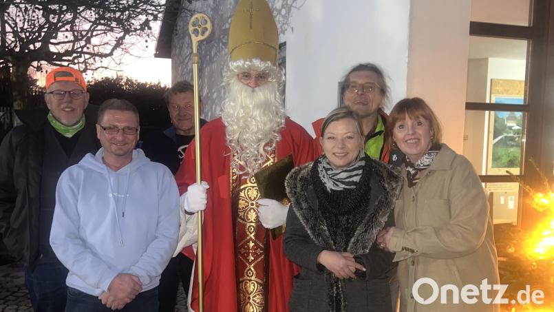 Jochen Schmidt (links) und Klaudia Schmidt (rechts) ehren Peter Beimler, Mario Glamsch, Yvonne Wolfangel und Manfred Schwab. Bild: Julia Biebl/exb