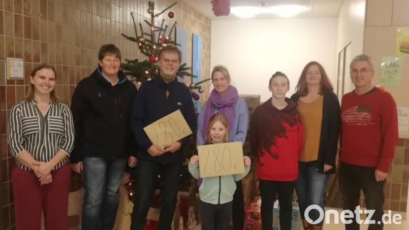 Gaby Grosser (Elternbeirat) Albert Bruckner, Kerstin Ehemann (Tafel Nabburg), Anja Guida,(stellvertretende Schulleitung) Pia Großer, Lucas Adam (jeweils SMV), Miriam Heinath (Förderverein) und Markus Pleyer (Religionslehrer) zeigt das Bild (von links) bei der Spendenübergabe. Bild: Judith Kiener/exb