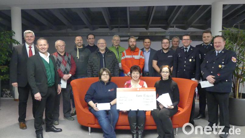 Wolfgang Busch und Gerhard Hösl bereiten Vereinen im westlichen Landkreis Neustadt/WN bei einer Spenden-Gala eine Weihnachtsüberraschung. Bild: rn