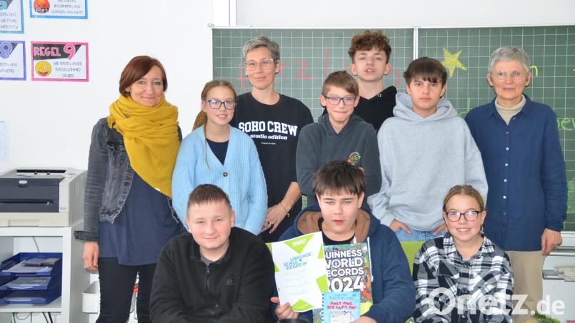 Die Jury zeigte sich beeindruckt von den Leseleistungen der Schüler: (hinten von links) kommissarische Schulleiterin Sabine Hofmann, Viviane Hennlich, Klassenlehrerin Silke Nußstein, Bryen Wieczorek, Tommi Baisi, Dominik Glas, Helga Schweizerr, (vorne von links) Luca Schuberth, Matthias Mausch und Janine Hennlich. Bild: Sonderpädagogisches Förderzentrum/exb