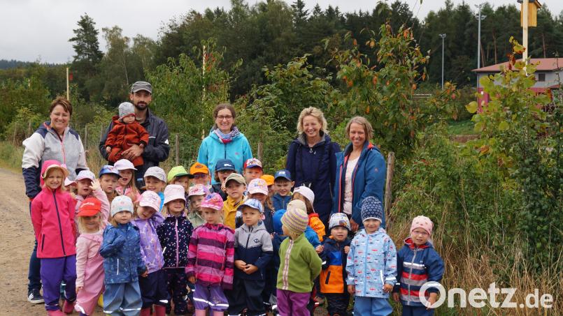 Die Kindergartenkinder hängen sechs Nistkästen im Gemeindebereich auf. Bild: Karin Lippert/exb