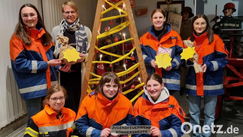 Vier Geschenkwünsche von benachteiligten Kindern erfüllt die Jugendfeuerwehr Konnersreuth. Bei der Übergabe von symbolischen Sternen dabei waren (stehend von links) Jugendsprecherin Marie Hofmann, Kinderschutzbund-Vorsitzende Nina Neumann, Anna Sölch, Jule Hofmann, (vorn von links) Jugendwartin Carina Hart, Lilli Hofmann, Judith Moser. Bild: Feuerwehr Konnersreuth/exb