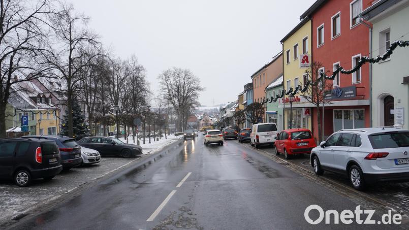 Der Marktplatz in Vohenstrauß ist immer gut frequentiert. Die Einzelhändler sind auf den Durchgangsverkehr angewiesen - nicht alle Anwohner sind jedoch begeistert. Das wird in der Bürgerbefragung, die die Kommune heuer in Auftrag gegeben hatte, klar. Bild: dob