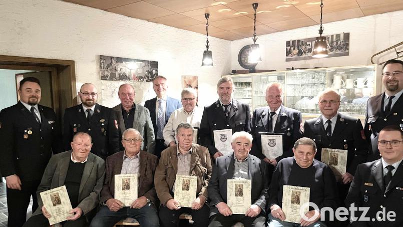 Langjährige Mitglieder der Feuerwehr Kümmersbruck werden beim Kameradschaftsabend ausgezeichnet. Bild: Anna-Lena Mauel/exb