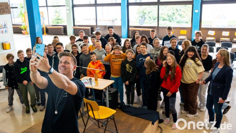 Christian Krömer, erfolgreicher Influencer, macht nach der Buchvorstellung ein Selfie mit Schülerinnen und Schülern der Mittelschule Windischeschenbach. Bild: Marina Gube