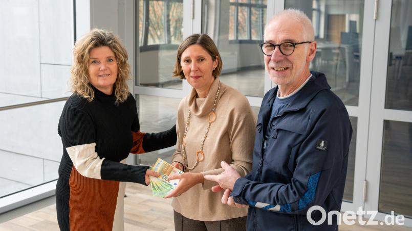 Beate Merkel sowie Jürgen Laubert von der Schimmel AG übergeben Viola Vogelsang-Reichl (Mitte) von der Aktion Lichtblicke 3500 Euro. Bild: Maria Merthan