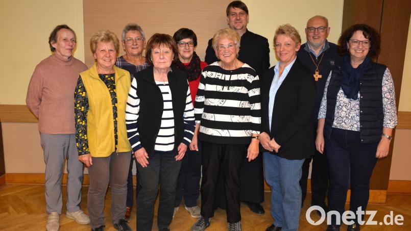 Das Führungsteam des Katholischen Frauenbunds Mitterteich mit (von links) Lisa Braun, Isabella Meierhöfer, Maria Kraus, Rita Thoma, Elfriede Dotzauer, Vorsitzende Stilla Schuller, Stadtpfarrer Oliver Pollinger, Ursula Fröhlich, Bezirksbeirat Pfarrer Anton Witt und Bezirksvorsitzende Monika Sommer. Bild: jr