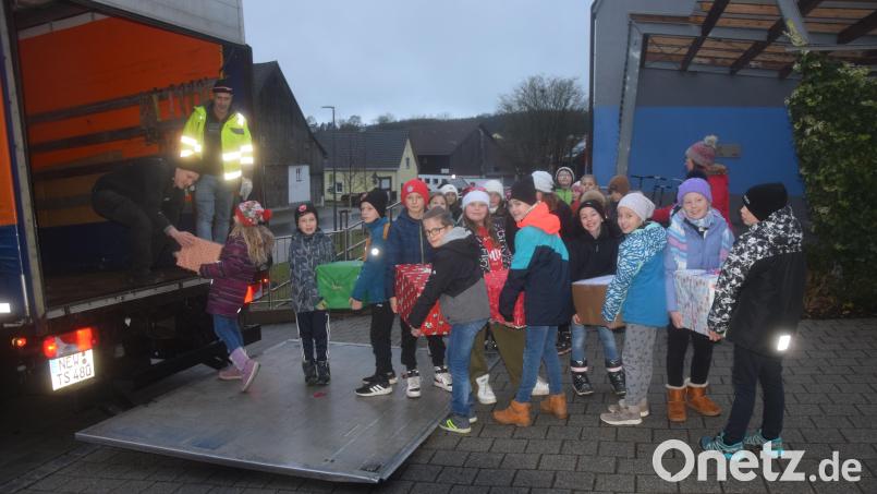 Der Eifer der Kinder ist groß beim Verladen ihrer 40 Weihnachtspakete. Bild: fz