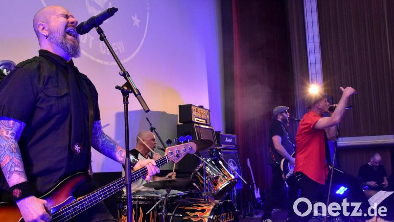 Hier spielen Special Gue$t im Amberger Ringtheater zu ihrem 30-jährigen Bandjubiläum. Archivbild: Stephan Huber