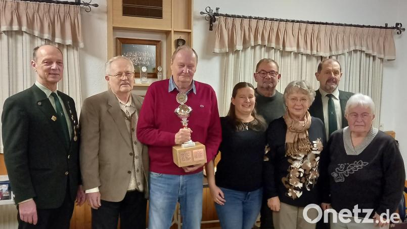 Den Saisonpokal überreicht Schützenmeister Uli Götz (Zweiter von rechts) an Werner Irlbeck , Johann Dirrigl, Alfred Lorenz, Maria Heinze, Norman Paumer, Edith Mösbauer und Mathilde Weigert (von links). Bild: Gerlinde Biersack/exb
