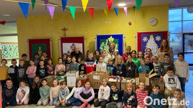 In den vergangenen Tagen schleppten Schüler und Eltern immer viele Pakete und Tüten mit zur Schule. Es waren Spenden für die Manteler Tafel. Bild: sei