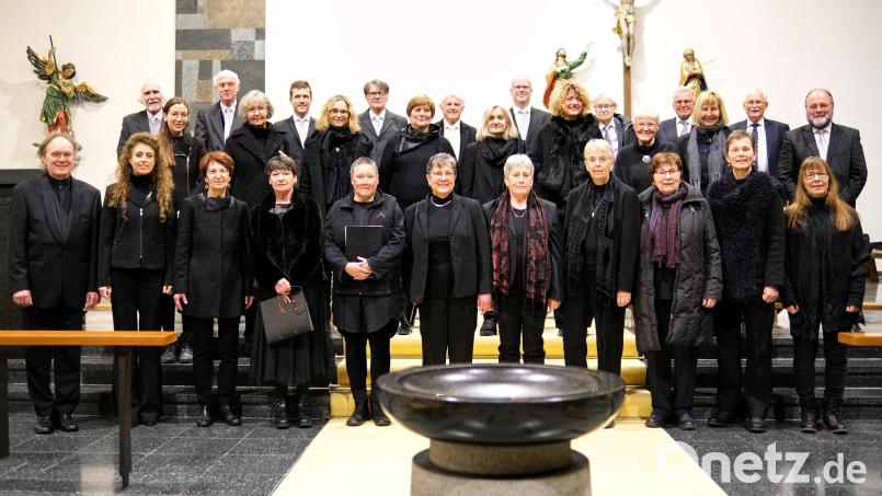 Die Amberger Chorgemeinschaft mit ihrem Leiter Dieter Müller (ganz links). Bild: Peter Ringeisen
