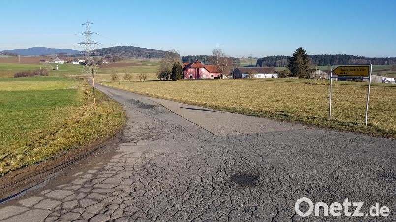 Auch gute Nachrichten gab es in der Sitzung: Die Gemeindestraße von Heumaden nach Rohrhof ist in einem schlechten Zustand und soll im Frühjahr saniert werden. Dafür sind nun Fördermittel durch die Regierung der Oberpfalz zugesagt. Bild: gi