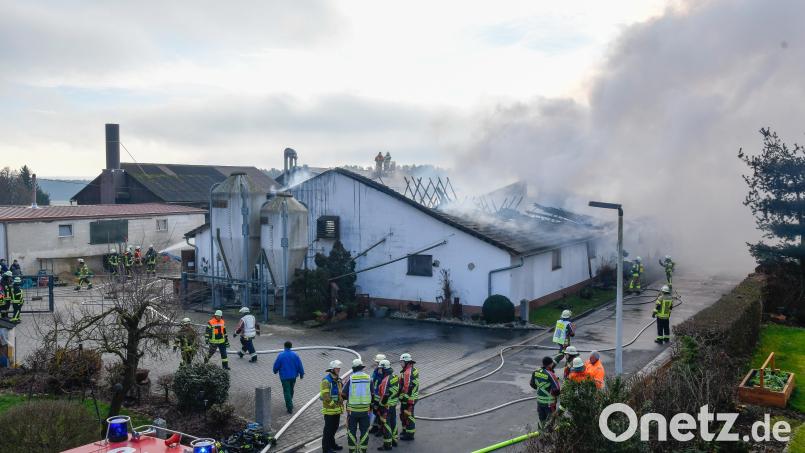 Bei dem Großbrand in der Gemeinde Freudenberg waren rund 145 Einsatzkräfte vor Ort. Bild: Petra Hartl