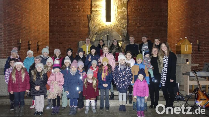 Kleine und große Musiker und Sprecher stimmten die Zuhörer bei der MUT-Benefizveranstaltung in Maria Waldrast auf Weihnachten ein. Bild: Kevin Bäumler/exb