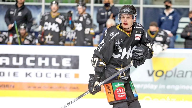 James Bettauer im Trikot der Ravensburg Towerstars, für die er von 2020 bis 2022 im Einsatz war. Dort spielte er bereits mit Maximilian Kolb und Martin Hlozek zusammen. Bild: Kim Enderle