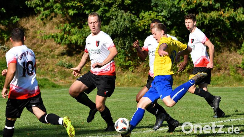 Mathias Mehlhase vom SV Wildenreuth beim Torschuss: Der SV Wildenreuth fügte in der Hinrunde der A-Klasse West dem Tabellenführer SpVgg Trabitz mit 3:2 die bislang einzige Saisonniederlage bei. Archivbild: Nachtigall