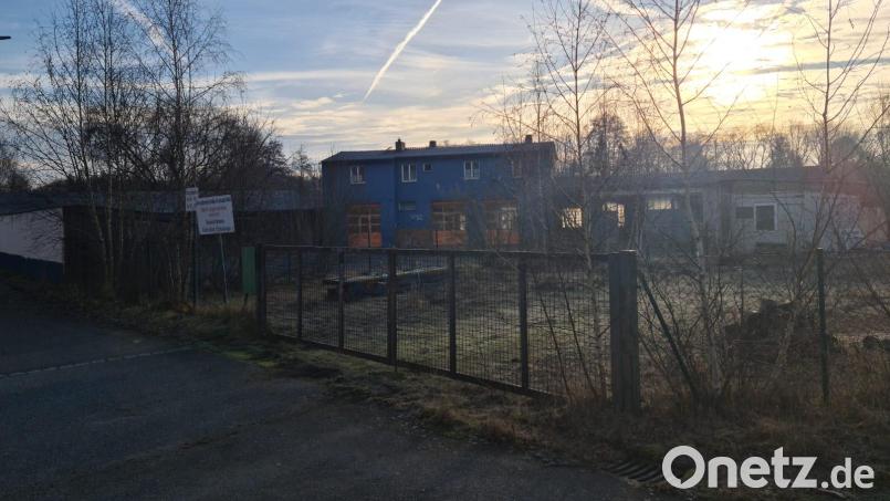 Die Sonne geht über dem alten Bauhof auf. Sie scheint gewissermaßen auch für das Baugebiet &quot;Thumbachaue&quot;, das nun auf den Weg gebracht werden kann. Bild: sne