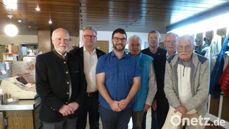 Ehrungen bei den Briefmarkenfreunden: (von links) Regionalbeirat Hans Dietmayr, Bürgermeister Michael Göth, Vorsitzender Daniel Laurer, Werner Lorenz, Björn Reitzenstein, Heinz Seidenbusch und Wolfgang Kuske. Bild: Daniel Laurer/éxb