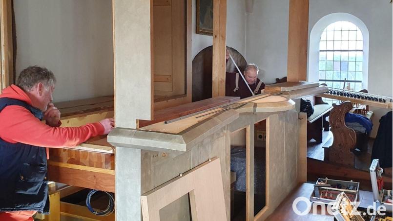 Seit Wochen arbeiten die Orgelbauer der Firma Jann an der Störnsteiner Kirchenorgel. Bis das Instrument wieder erklingt, dauert aber noch. Einstweilen leistet das Keyboard aus der Klinikkapelle Wöllershof gute Dienste. Bild: mas