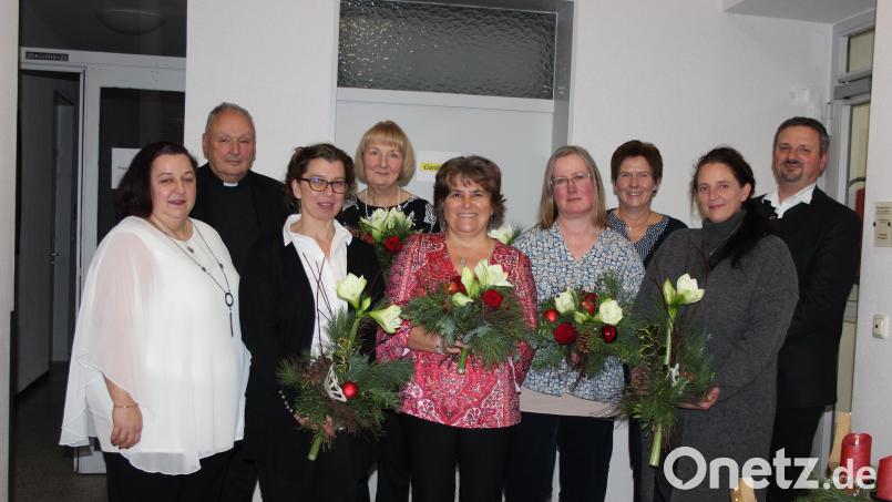 Der Elisabethenverein ehrte bei der Weihnachtsfeier langjährige Mitarbeiter. Im Bild: (von links) Pflegedienstleiterin Cordula Köhler, Stadtpfarrer Georg Flierl, Kathrin Witt, Gabriele Zölch, Petra Hegen, Martina Reimann, Andrea Kruppa, Simone Riedl und Geschäftsführer Rainer Schmid. Bild: heb