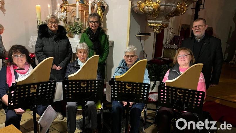 Evi Reichl, Rita Rosner, Sigrid Schwan und Brigitte Kreil (vorne von links) spielten auf ihren Veeh-Harfen. Hinten im Bild Pfarrgemeinderätin Birgit Kosalla, Pfarrgemeinderatssprecherin Jutta Braun und Pfarrer Robert Ploß. Bild: Jutta Braun/exb