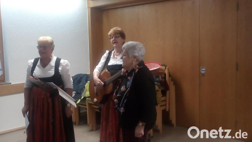 Die Sängerinnen Edeltraud Frank (von links), Christa Böhm und Hedwig Bauer gestalteten die Adventsfeier für Senioren in Krummennaab. Bild: Gemeinde Krummennaab/exb