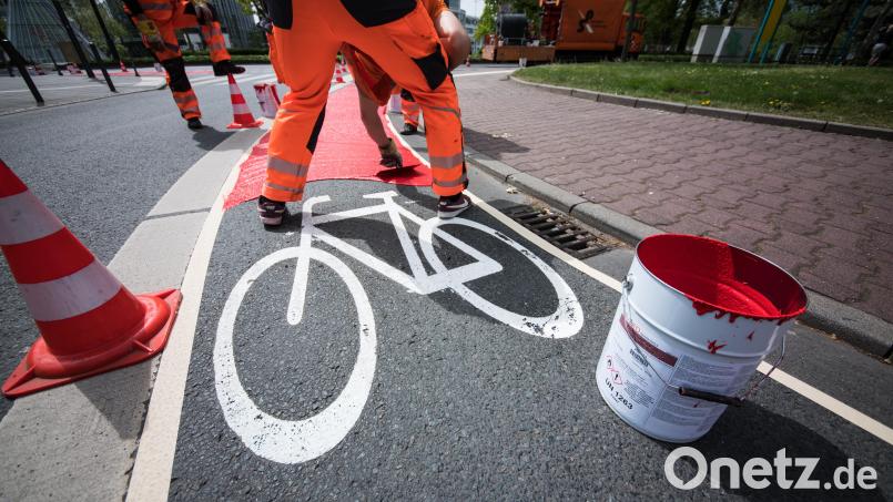 Manchmal reichen Markierungen, um Strecken für Radler sicherer zu machen. Ein Netzkonzept des Landkreises sieht aber auch einige Neubauten vor. Bild: Andreas Arnold/dpa