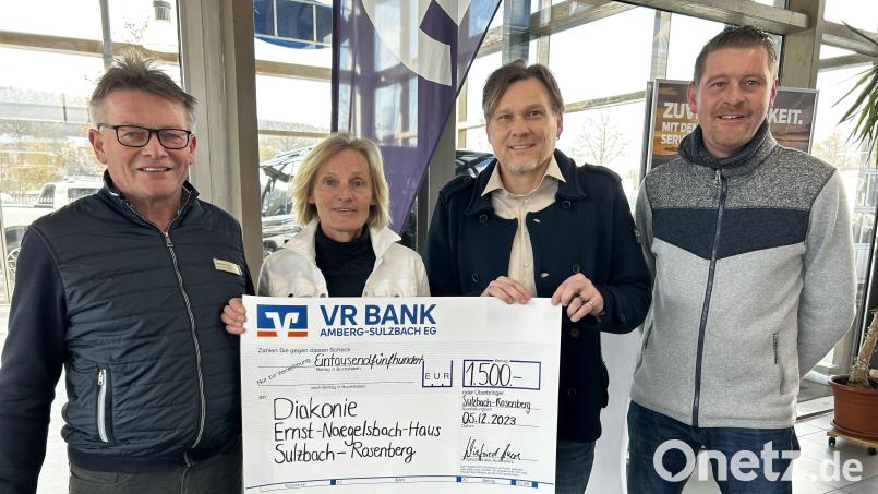 Übergabe des symbolischen Spendenschecks im Autohaus Auers mit (von links) Geschäftsführer Winfried Auers, Birgit Auers, Stefan Reither, Leiter des Ernst-Naegelsbach-Hauses, sowie Verkaufsleiter Alexander Rall. Bild: Andreas Royer