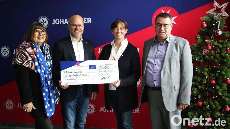 Rotary-Past-Präsident Michael Mieschala (Zweiter von links) überreicht den Spendenscheck an (von links) Gisela Pöhler, Sabine Sudler und Martin Steinkirchner. Bild: Matthias Walk/exb