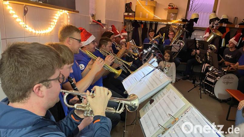 Die Feuerwehrkapelle spielte für die Bevölkerung von Achtel Weihnachtslieder. Bild: lei